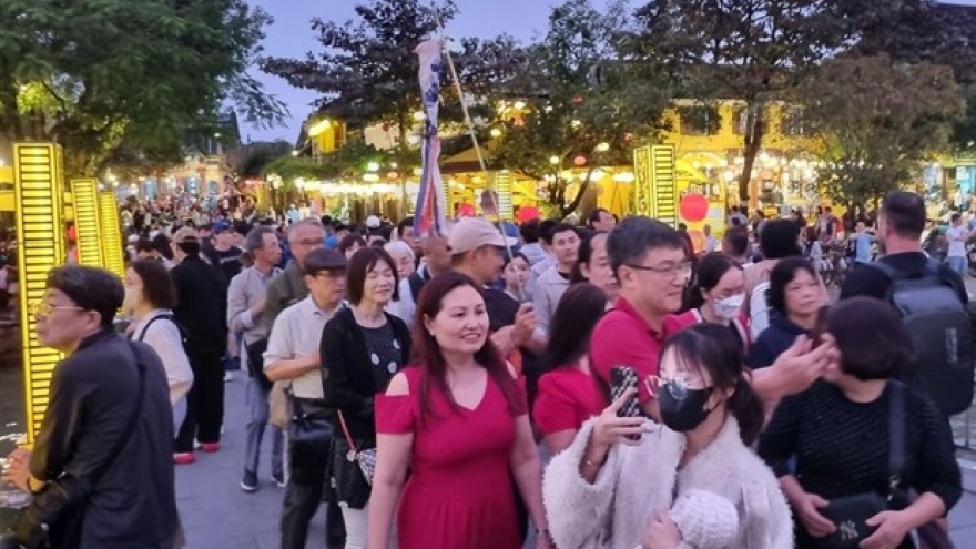 Hoi An welcomes tens of thousands of visitors on New Year holiday